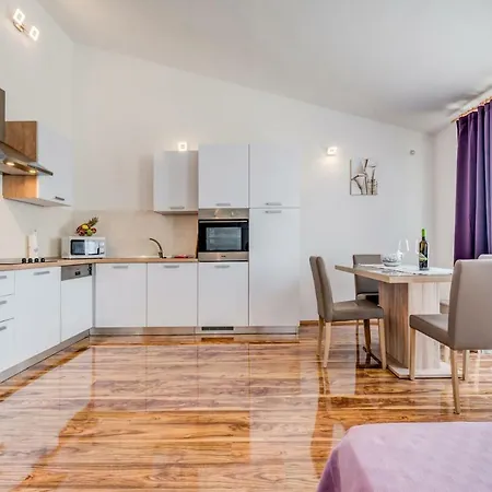 Ana Apartment Split
